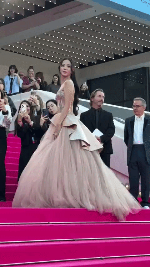 Jisoo (BLACKPINK) đại n&aacute;o Cannes: Xinh như c&ocirc;ng ch&uacute;a, tươi r&oacute;i giữa ồn &agrave;o từ mặt anh trai- Ảnh 1.