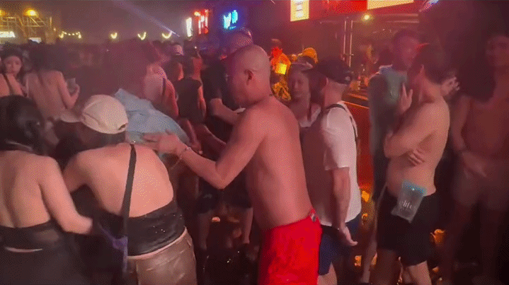 Nam ca sĩ cứu sống c&ocirc; g&aacute;i tại lễ hội t&eacute; nước- Ảnh 2.