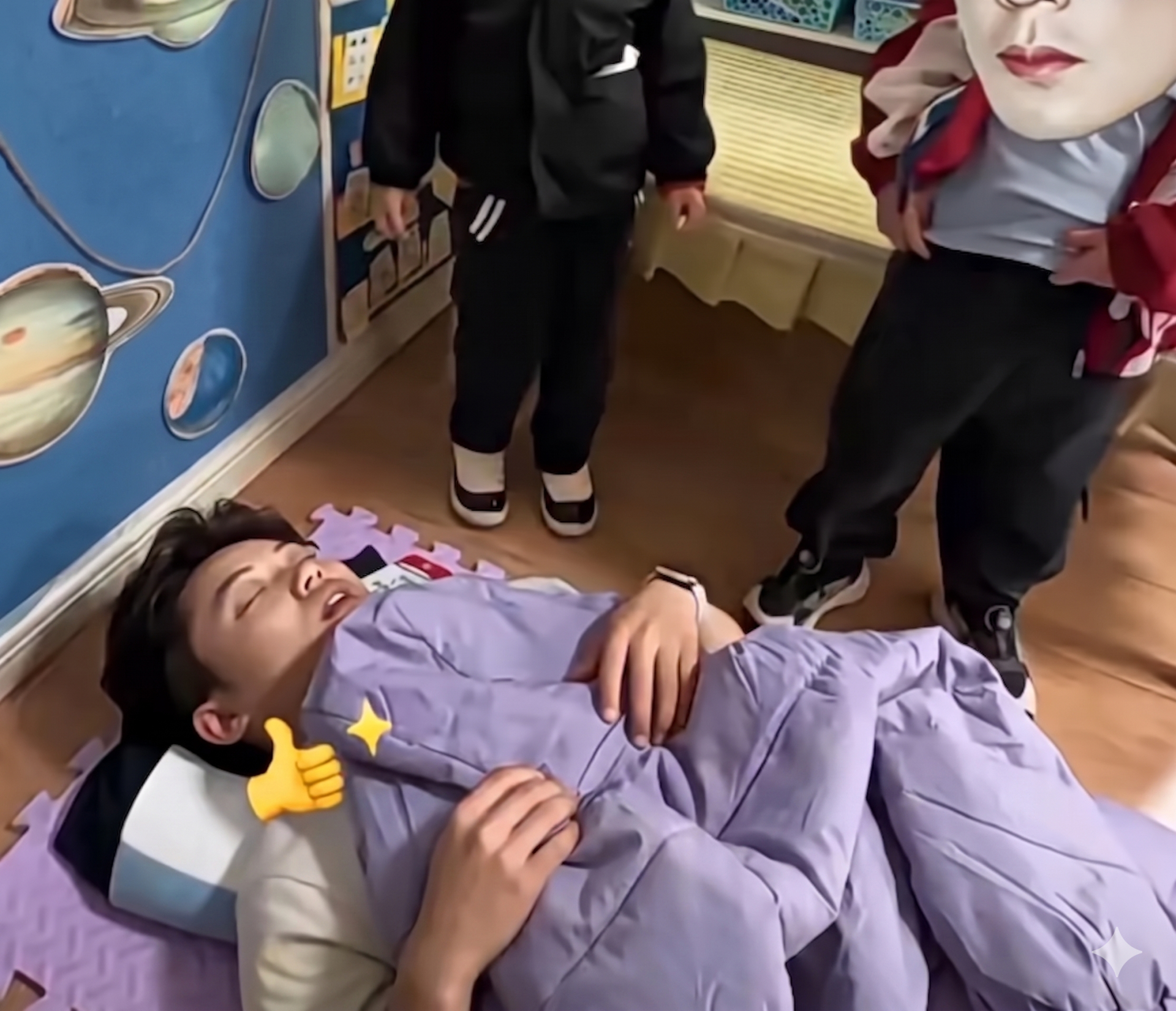 Kh&ocirc;ng thể nhịn cười: Một gi&aacute;o vi&ecirc;n Mầm non ngủ qu&ecirc;n trời qu&ecirc;n đất, học sinh v&acirc;y quanh gọi m&atilde;i mới tỉnh!- Ảnh 1.