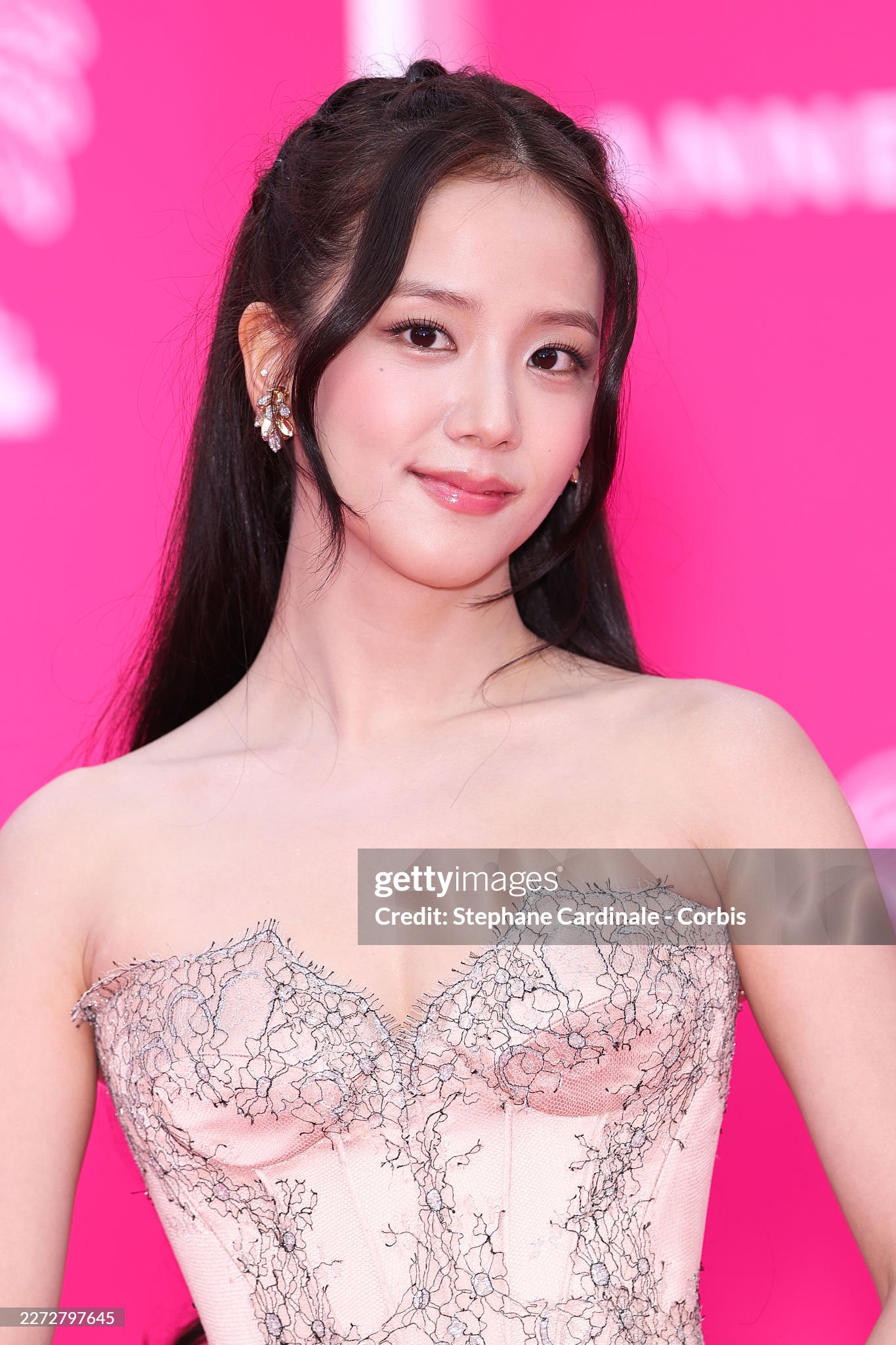 Jisoo (BLACKPINK) đại n&aacute;o Cannes: Xinh như c&ocirc;ng ch&uacute;a, tươi r&oacute;i giữa ồn &agrave;o từ mặt anh trai- Ảnh 8.