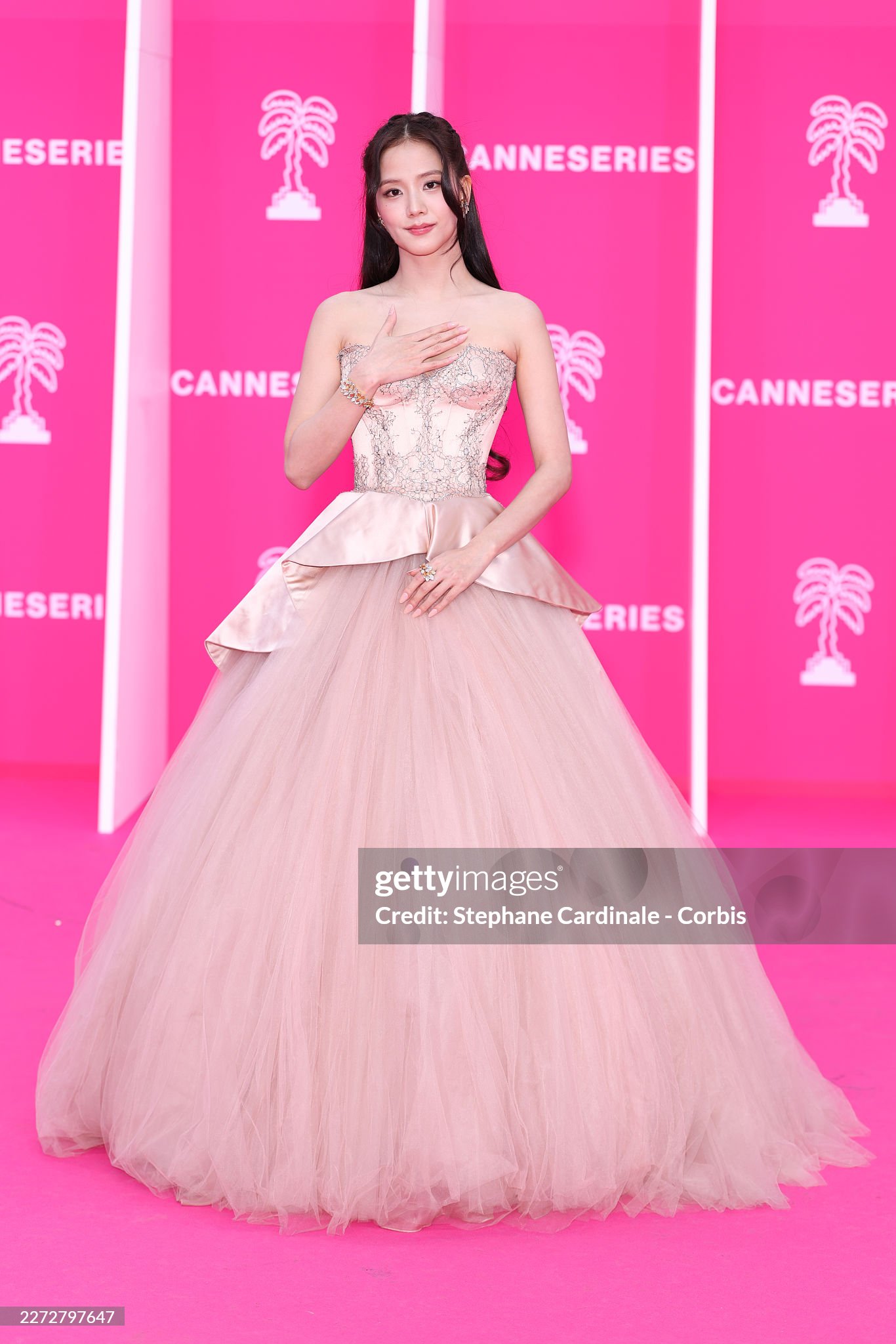 Jisoo (BLACKPINK) đại n&aacute;o Cannes: Xinh như c&ocirc;ng ch&uacute;a, tươi r&oacute;i giữa ồn &agrave;o từ mặt anh trai- Ảnh 7.