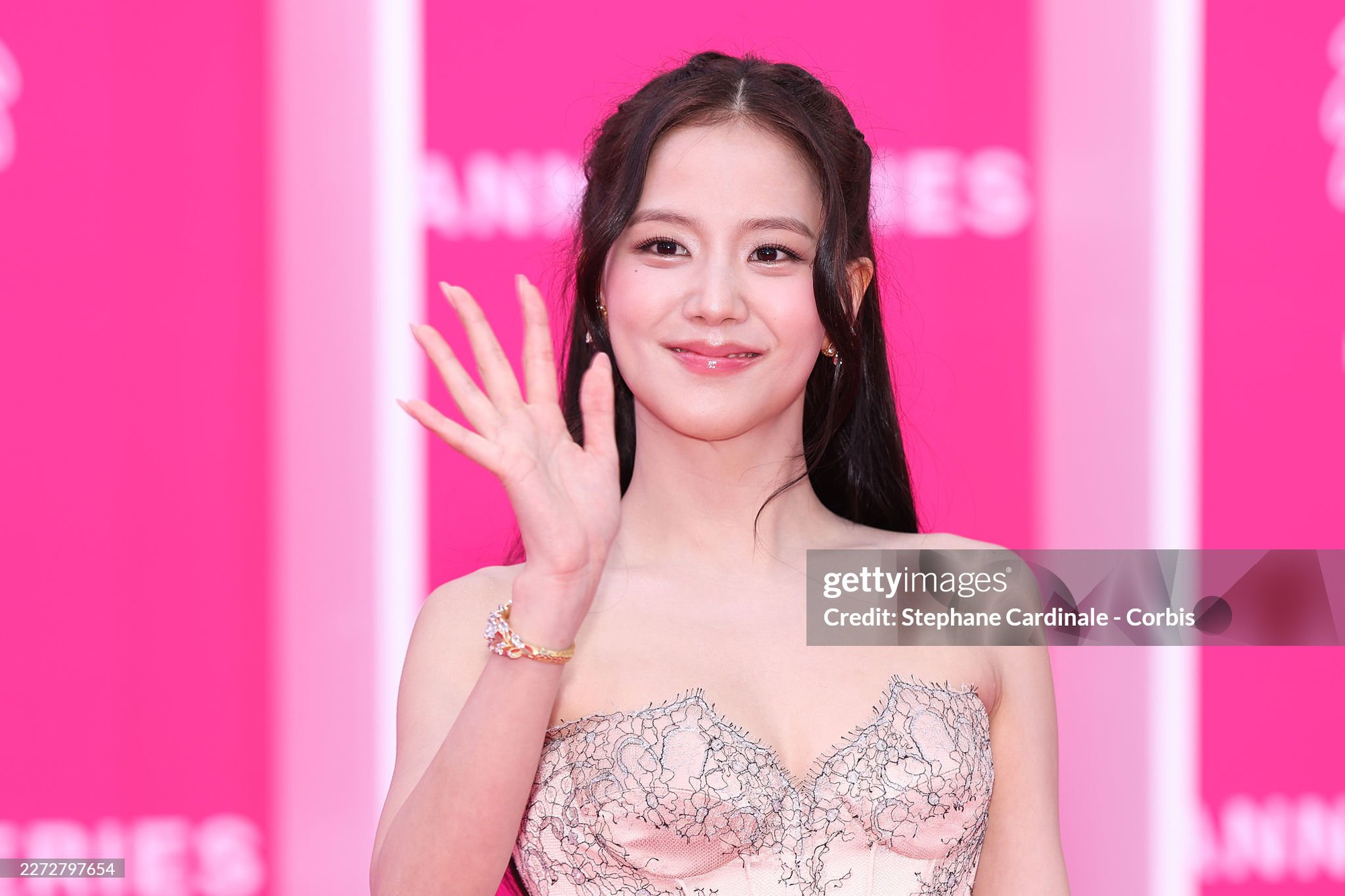 Jisoo (BLACKPINK) đại n&aacute;o Cannes: Xinh như c&ocirc;ng ch&uacute;a, tươi r&oacute;i giữa ồn &agrave;o từ mặt anh trai- Ảnh 13.