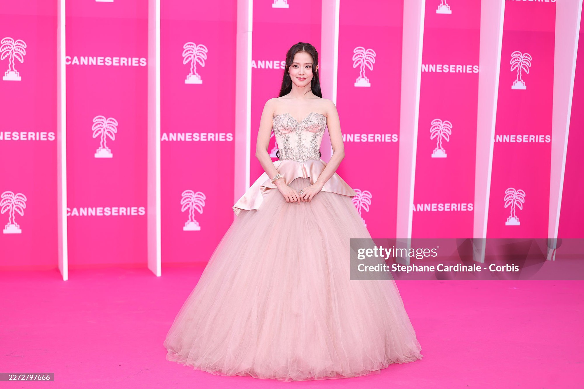 Jisoo (BLACKPINK) đại n&aacute;o Cannes: Xinh như c&ocirc;ng ch&uacute;a, tươi r&oacute;i giữa ồn &agrave;o từ mặt anh trai- Ảnh 6.