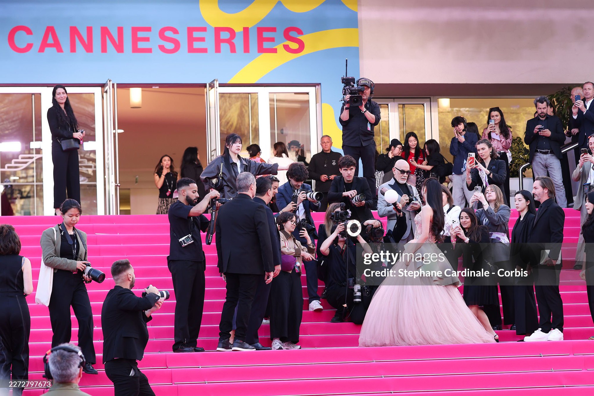 Jisoo (BLACKPINK) đại n&aacute;o Cannes: Xinh như c&ocirc;ng ch&uacute;a, tươi r&oacute;i giữa ồn &agrave;o từ mặt anh trai- Ảnh 3.