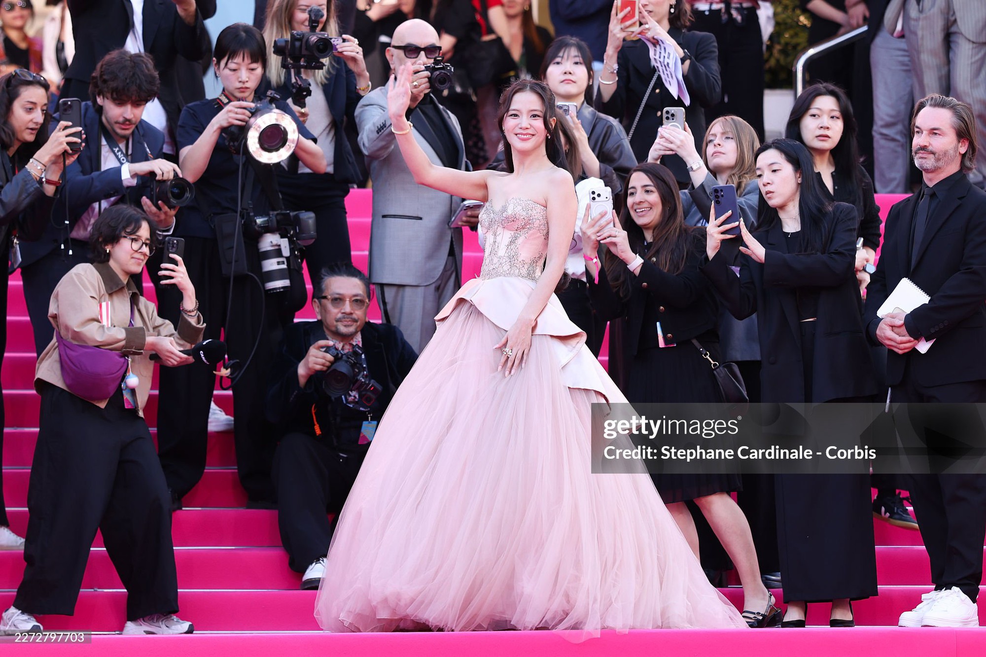 Jisoo (BLACKPINK) đại n&aacute;o Cannes: Xinh như c&ocirc;ng ch&uacute;a, tươi r&oacute;i giữa ồn &agrave;o từ mặt anh trai- Ảnh 4.