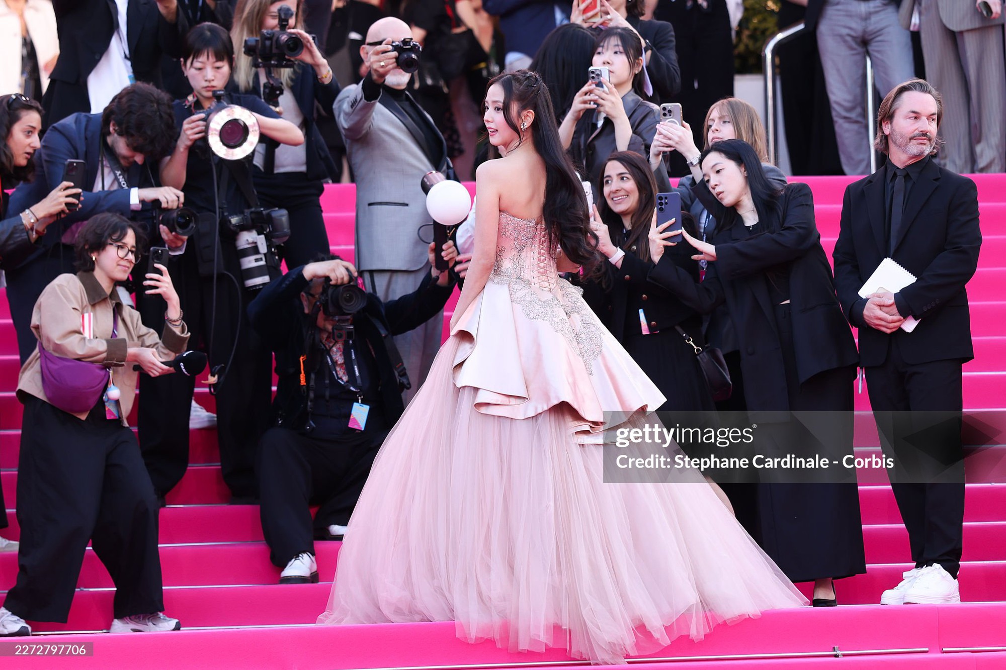 Jisoo (BLACKPINK) đại n&aacute;o Cannes: Xinh như c&ocirc;ng ch&uacute;a, tươi r&oacute;i giữa ồn &agrave;o từ mặt anh trai- Ảnh 5.