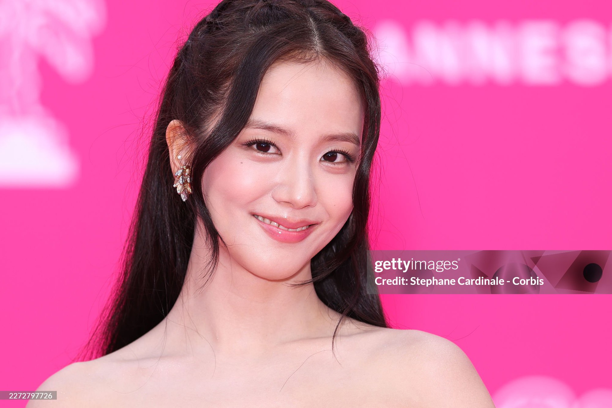 Jisoo (BLACKPINK) đại n&aacute;o Cannes: Xinh như c&ocirc;ng ch&uacute;a, tươi r&oacute;i giữa ồn &agrave;o từ mặt anh trai- Ảnh 9.