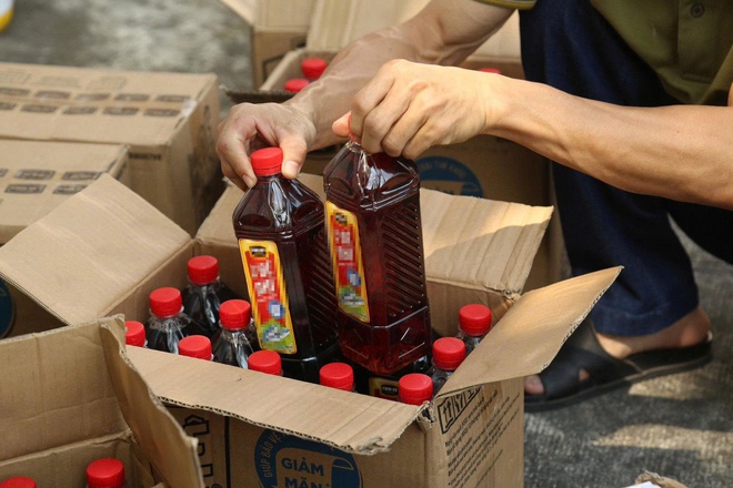 Đột k&iacute;ch một căn nh&agrave;, c&ocirc;ng an triệt ph&aacute; đường d&acirc;y sản xuất nước mắm v&agrave; bột ngọt giả, tịch thu 1 tấn sản phẩm v&agrave; c&ocirc;ng cụ đ&oacute;ng g&oacute;i- Ảnh 2.
