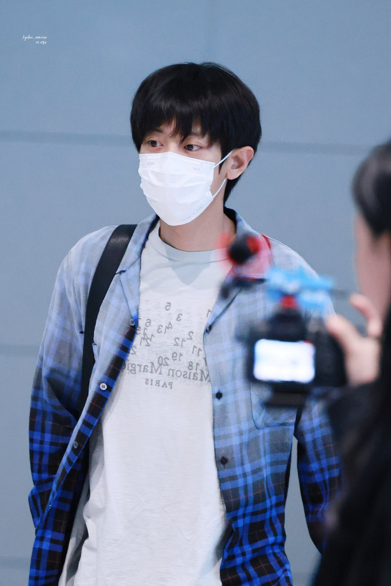 EXO lần đầu đổ bộ Việt Nam l&agrave;m concert: Mải m&ecirc; "say hi" khiến fan m&ecirc; qu&ecirc;n lối về!- Ảnh 1.