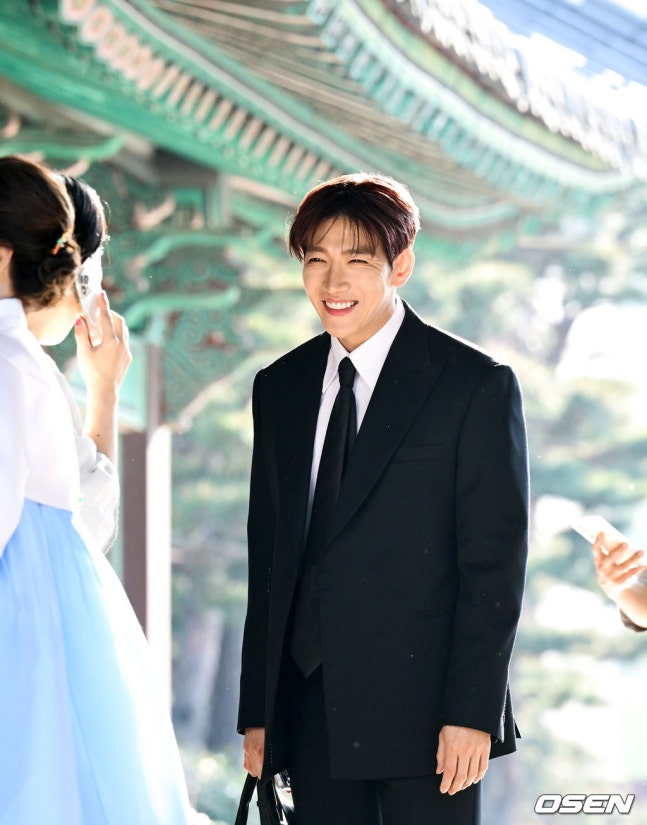 Đ&aacute;m cưới hot nhất showbiz h&ocirc;m nay: 2PM t&aacute;i hợp, c&ocirc; d&acirc;u ch&uacute; rể lộ diện theo c&aacute;ch kh&ocirc;ng ai ngờ- Ảnh 6.