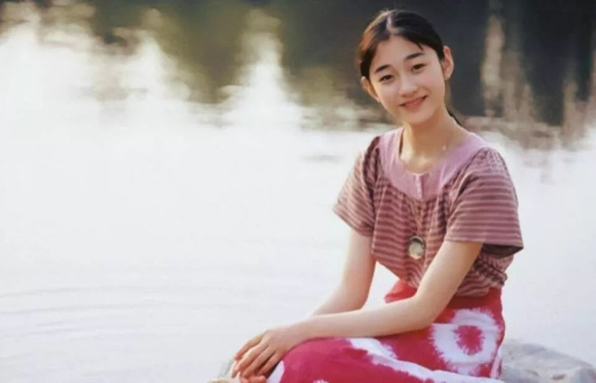 Đối thủ lớn nhất của Trang Ph&aacute;p đẹp từ b&eacute; đến lớn: 14 tuổi đ&atilde; l&agrave; hoa kh&ocirc;i học đường, được đại gia theo đuổi suốt nhiều năm- Ảnh 2.