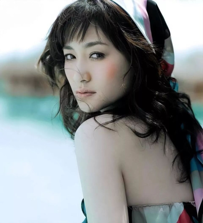 Đối thủ lớn nhất của Trang Ph&aacute;p đẹp từ b&eacute; đến lớn: 14 tuổi đ&atilde; l&agrave; hoa kh&ocirc;i học đường, được đại gia theo đuổi suốt nhiều năm- Ảnh 3.