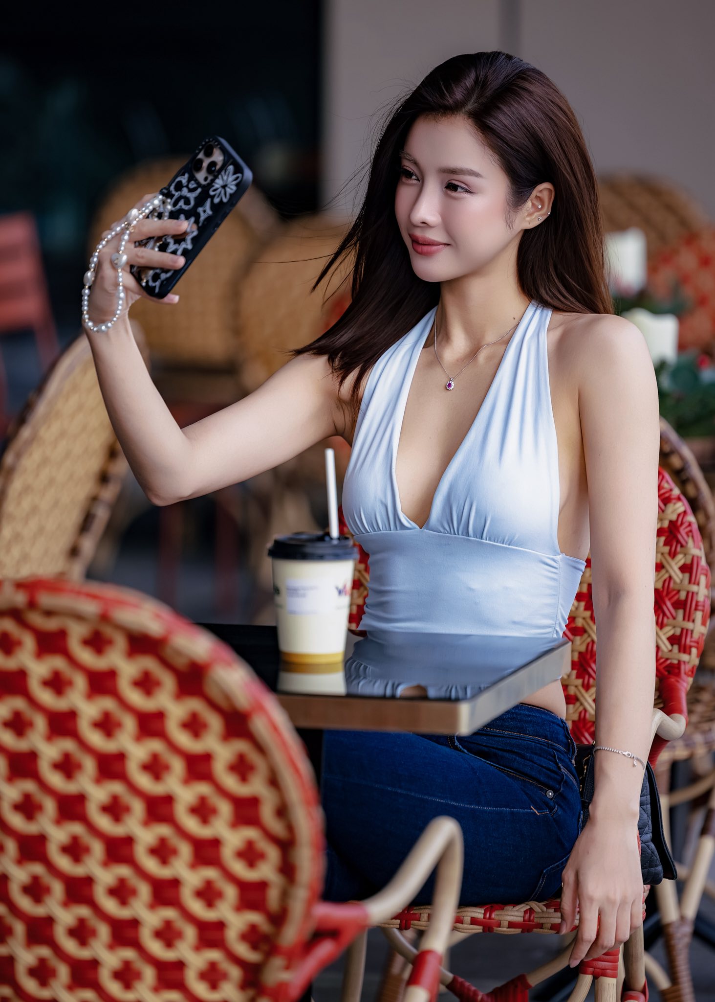 Cận cảnh nhan sắc mỹ nh&acirc;n d&acirc;n tộc T&agrave;y đang l&agrave;m n&aacute;o loạn c&otilde;i mạng, đến Hoa hậu đứng cạnh cũng chỉ l&agrave;m nền- Ảnh 12.