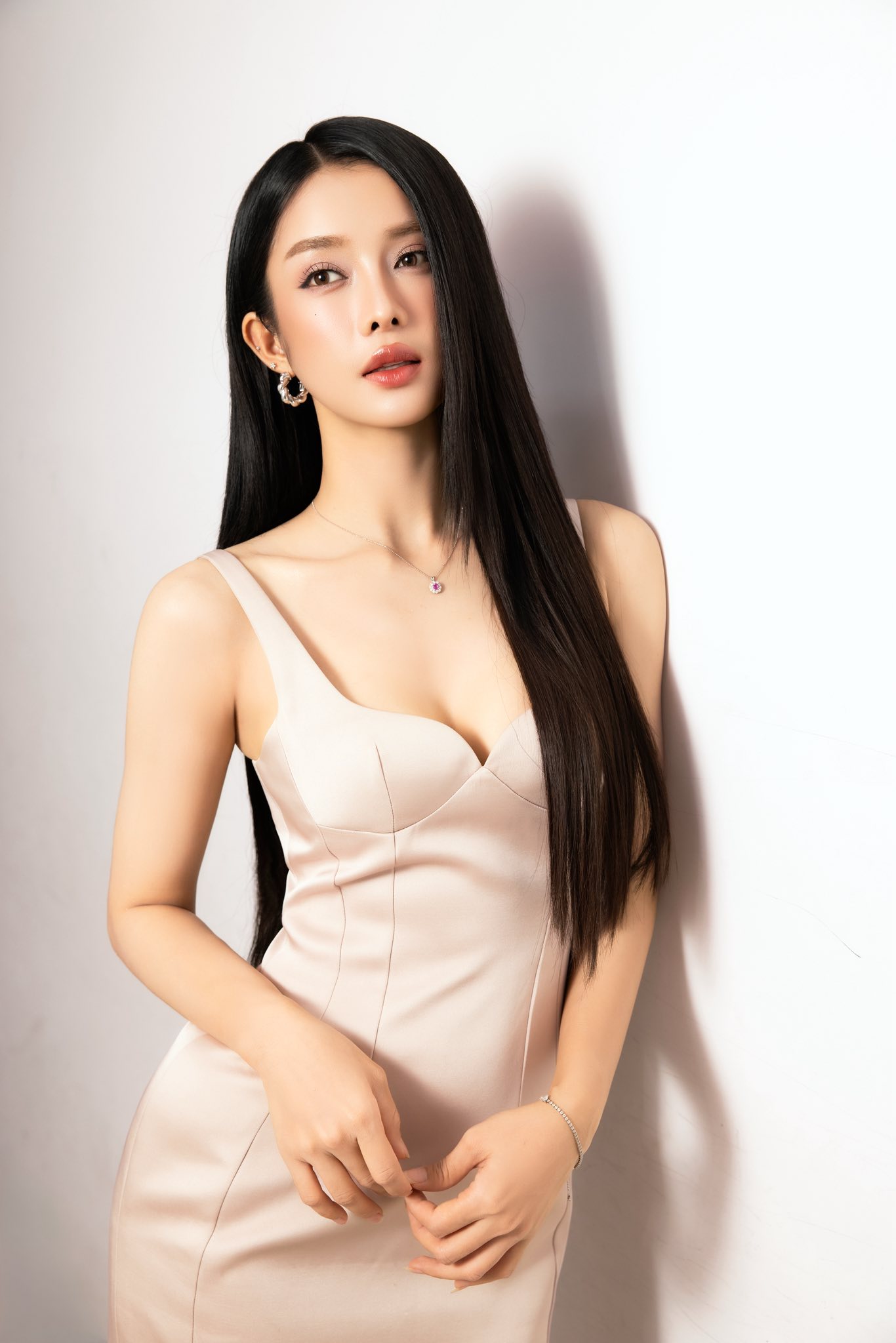 Cận cảnh nhan sắc mỹ nh&acirc;n d&acirc;n tộc T&agrave;y đang l&agrave;m n&aacute;o loạn c&otilde;i mạng, đến Hoa hậu đứng cạnh cũng chỉ l&agrave;m nền- Ảnh 9.