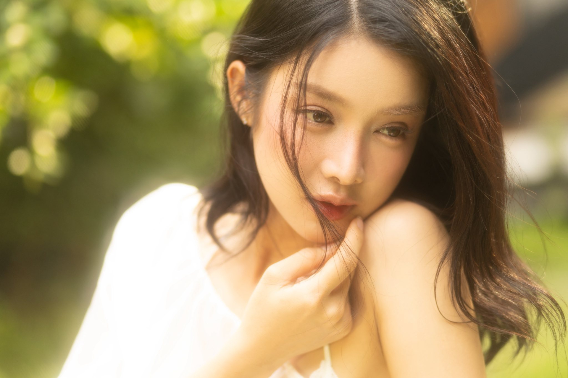 Cận cảnh nhan sắc mỹ nh&acirc;n d&acirc;n tộc T&agrave;y đang l&agrave;m n&aacute;o loạn c&otilde;i mạng, đến Hoa hậu đứng cạnh cũng chỉ l&agrave;m nền- Ảnh 10.