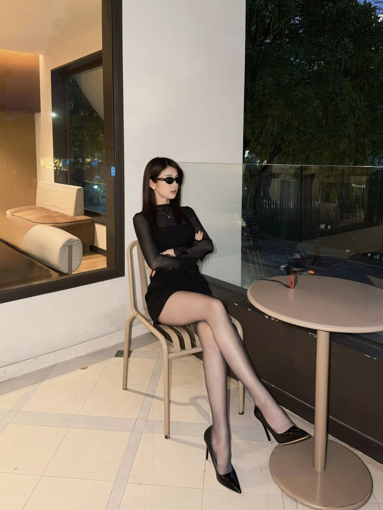 Cận cảnh nhan sắc mỹ nh&acirc;n d&acirc;n tộc T&agrave;y đang l&agrave;m n&aacute;o loạn c&otilde;i mạng, đến Hoa hậu đứng cạnh cũng chỉ l&agrave;m nền- Ảnh 7.