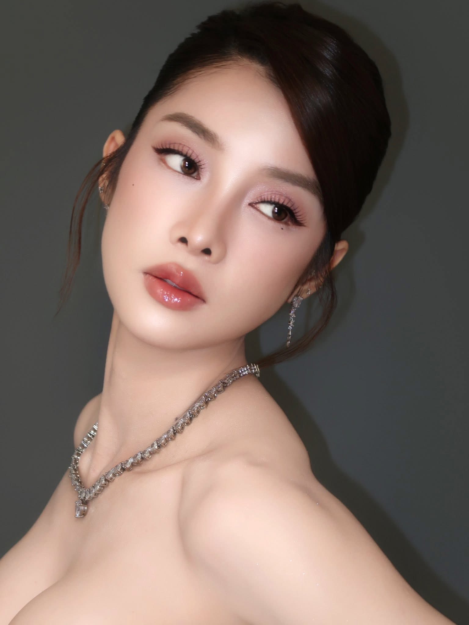 Cận cảnh nhan sắc mỹ nh&acirc;n d&acirc;n tộc T&agrave;y đang l&agrave;m n&aacute;o loạn c&otilde;i mạng, đến Hoa hậu đứng cạnh cũng chỉ l&agrave;m nền- Ảnh 6.