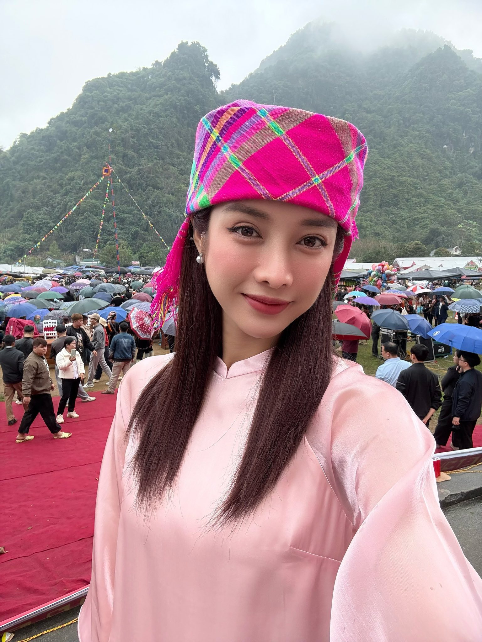 Cận cảnh nhan sắc mỹ nh&acirc;n d&acirc;n tộc T&agrave;y đang l&agrave;m n&aacute;o loạn c&otilde;i mạng, đến Hoa hậu đứng cạnh cũng chỉ l&agrave;m nền- Ảnh 3.