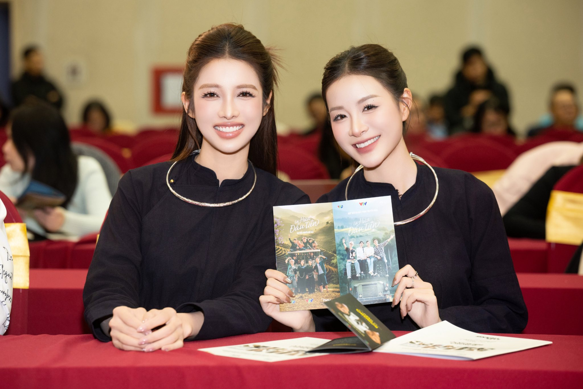 Cận cảnh nhan sắc mỹ nh&acirc;n d&acirc;n tộc T&agrave;y đang l&agrave;m n&aacute;o loạn c&otilde;i mạng, đến Hoa hậu đứng cạnh cũng chỉ l&agrave;m nền- Ảnh 4.