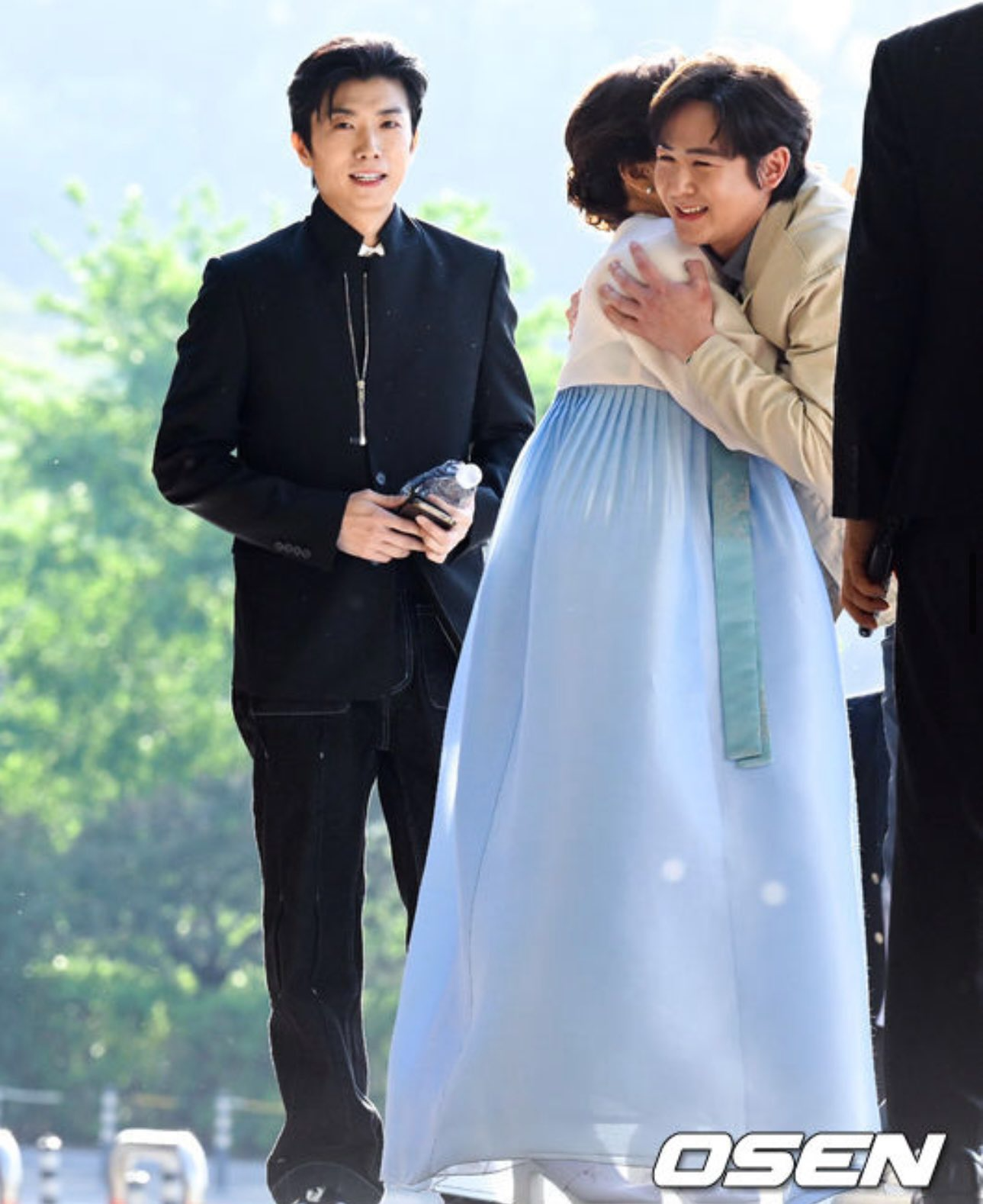 Đ&aacute;m cưới hot nhất showbiz h&ocirc;m nay: 2PM t&aacute;i hợp, c&ocirc; d&acirc;u ch&uacute; rể lộ diện theo c&aacute;ch kh&ocirc;ng ai ngờ- Ảnh 11.