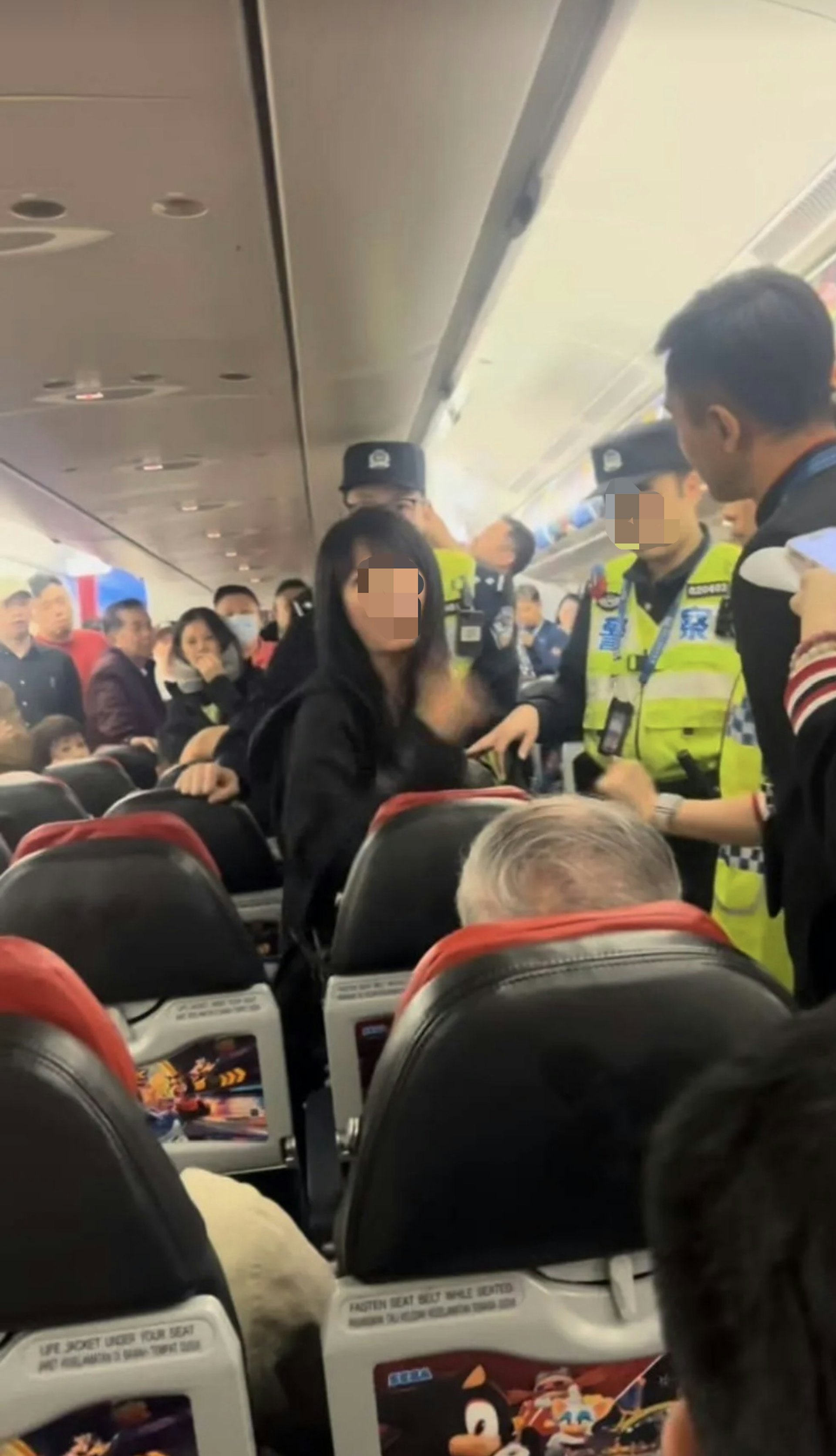 Nữ h&agrave;nh kh&aacute;ch qu&aacute;t th&aacute;o tiếp vi&ecirc;n v&igrave; kh&ocirc;ng biết tiếng Trung, chuyến bay trễ gần 2 tiếng: Biểu cảm của những người xung quanh mới đ&aacute;ng ch&uacute; &yacute;- Ảnh 1.