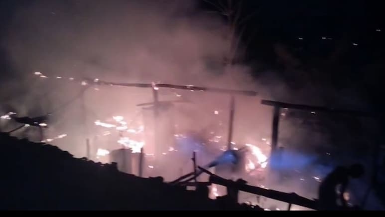 Vợ kh&ocirc;ng chịu về nh&agrave;, chồng ph&oacute;ng hỏa đốt nh&agrave; bố mẹ vợ - Ảnh 1.