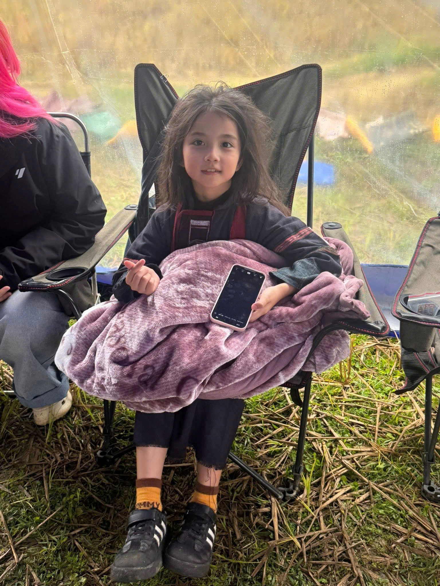 B&ecirc;n cạnh sao nh&iacute; Nina, Ph&iacute; Ph&ocirc;ng cũng c&oacute; một b&eacute; g&aacute;i &ldquo;Mon nhỏ&rdquo; g&acirc;y thương nhớ - Ảnh 3.