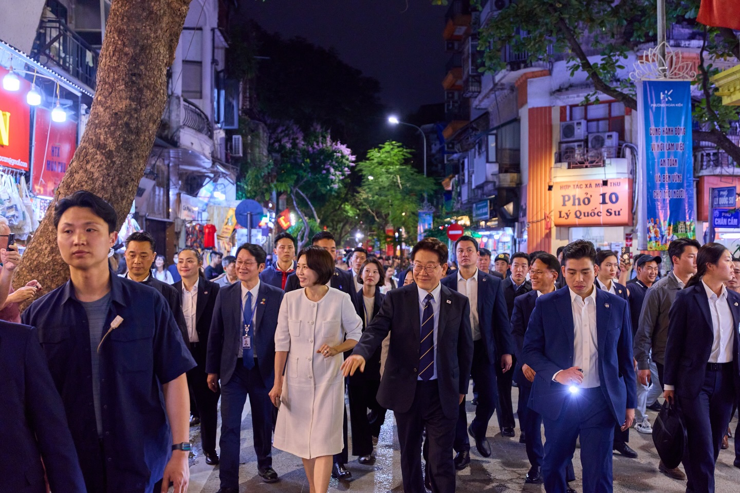 Chia sẻ g&acirc;y sốt tr&ecirc;n Instagram của Tổng thống H&agrave;n Quốc sau chuyến dạo bộ Hồ Gươm: &ldquo;Buổi tối H&agrave; Nội thực sự rất đẹp&rdquo;- Ảnh 3.