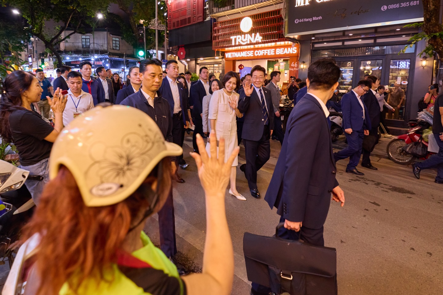 Chia sẻ g&acirc;y sốt tr&ecirc;n Instagram của Tổng thống H&agrave;n Quốc sau chuyến dạo bộ Hồ Gươm: &ldquo;Buổi tối H&agrave; Nội thực sự rất đẹp&rdquo;- Ảnh 5.