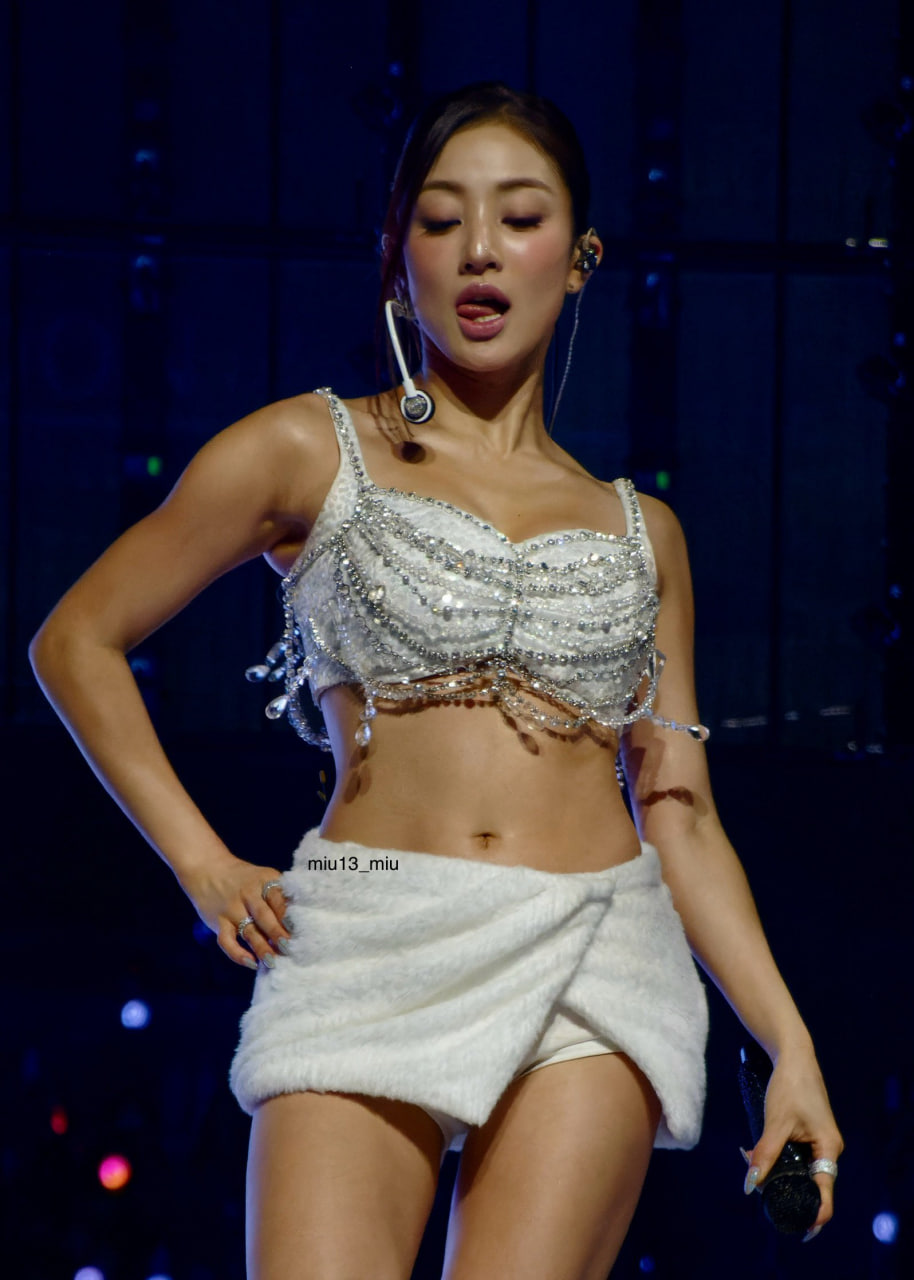 Showbiz c&oacute; mỹ nh&acirc;n đẹp như hiện th&acirc;n của nữ thần Hy Lạp: Body tượng tạc, nh&igrave;n cơ bụng l&agrave; đủ ph&aacute;t sốt- Ảnh 3.