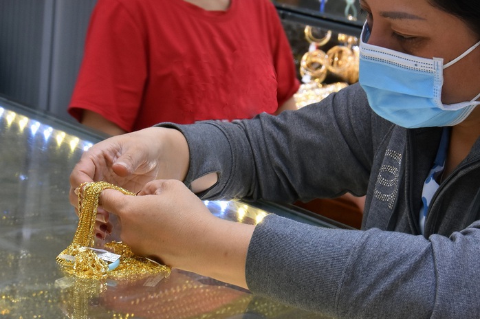 Gi&aacute; v&agrave;ng h&ocirc;m nay, 24-4: Lao xuống - Ảnh 1.