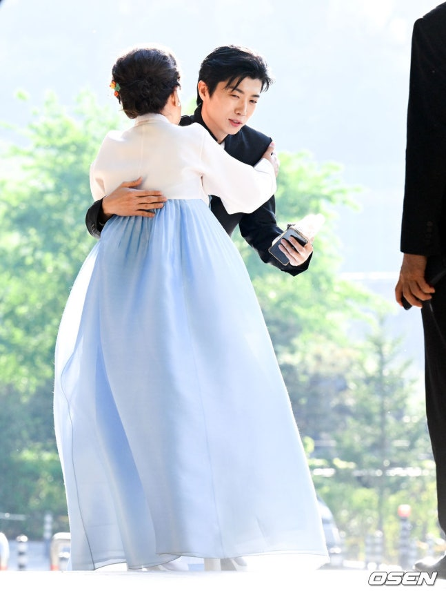 Đ&aacute;m cưới hot nhất showbiz h&ocirc;m nay: 2PM t&aacute;i hợp, c&ocirc; d&acirc;u ch&uacute; rể lộ diện theo c&aacute;ch kh&ocirc;ng ai ngờ- Ảnh 10.