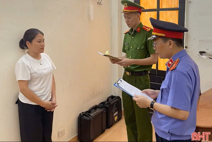 Thi h&agrave;nh lệnh bắt tạm giam Gi&aacute;m đốc Trần Thị Th&acirc;n SN 1984 - Ảnh 1.