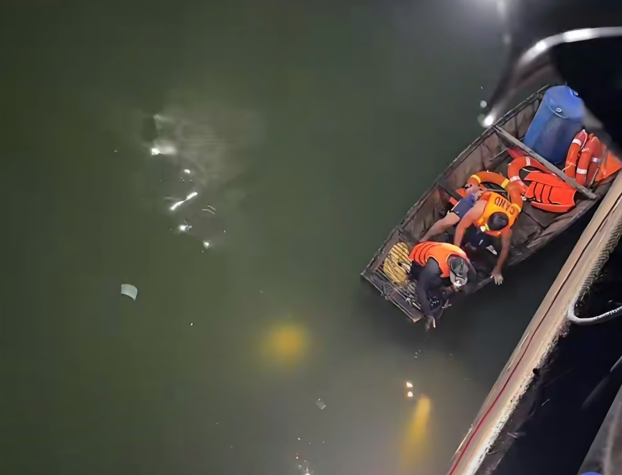 Ph&aacute;t hiện 2 thi thể nam v&agrave; nữ dưới hồ nước- Ảnh 1.