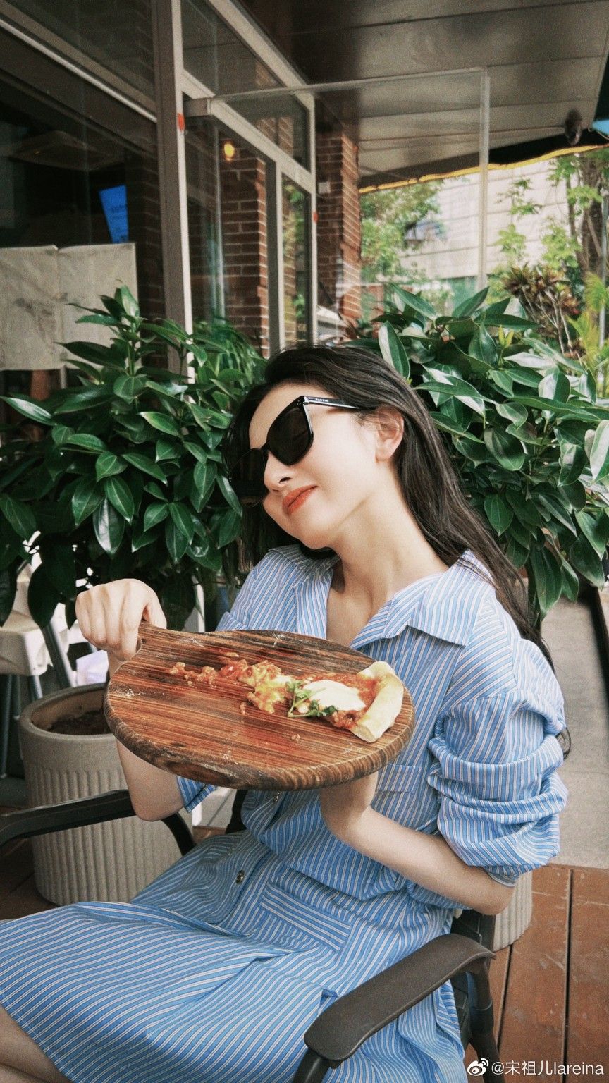 Mỹ nữ ph&aacute;t s&aacute;ng giữa đ&aacute;m đ&ocirc;ng v&igrave; l&agrave;n da qu&aacute; trắng: Chưa 1 lần mặc xấu trong đời, style dễ d&agrave;ng copy paste- Ảnh 6.