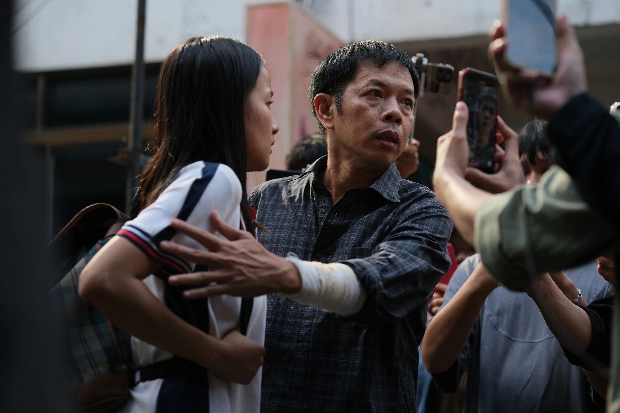 Kh&ocirc;ng thể tin Th&aacute;i Ho&agrave; lội ngược d&ograve;ng chiếm top 1 ph&ograve;ng v&eacute;, đường đua phim Việt hỗn loạn nhất lịch sử sẽ ra sao?- Ảnh 1.