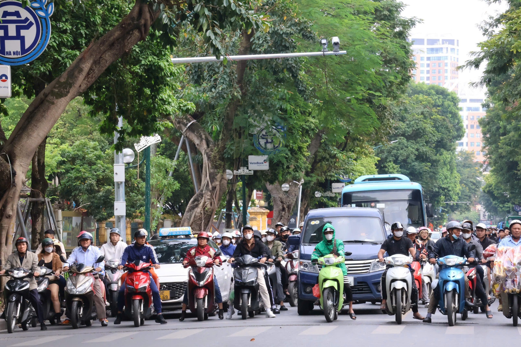 H&agrave; Nội cấm xe m&aacute;y xăng ở 11 tuyến phố: &Yacute; kiến người d&acirc;n v&agrave; t&aacute;c động m&ocirc;i trường - Ảnh 1.