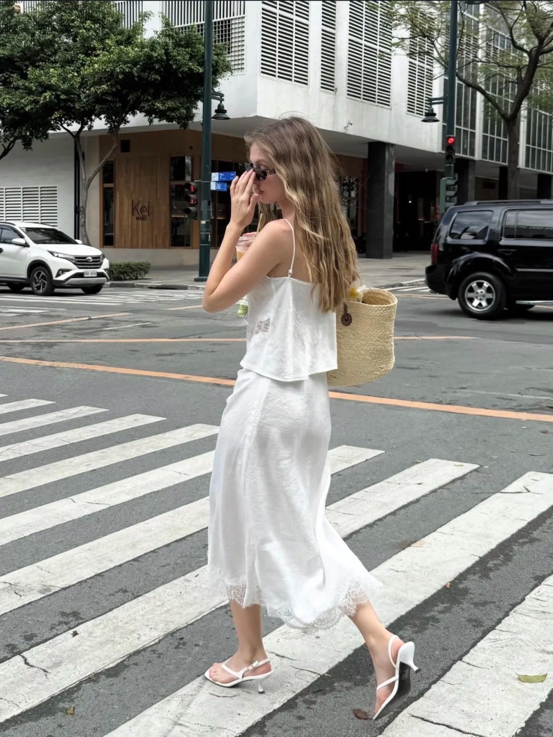 C&agrave;ng tối giản c&agrave;ng sang: C&ocirc; n&agrave;ng n&agrave;y đang mặc theo chuẩn tinh thần &ldquo;old money&rdquo;- Ảnh 4.