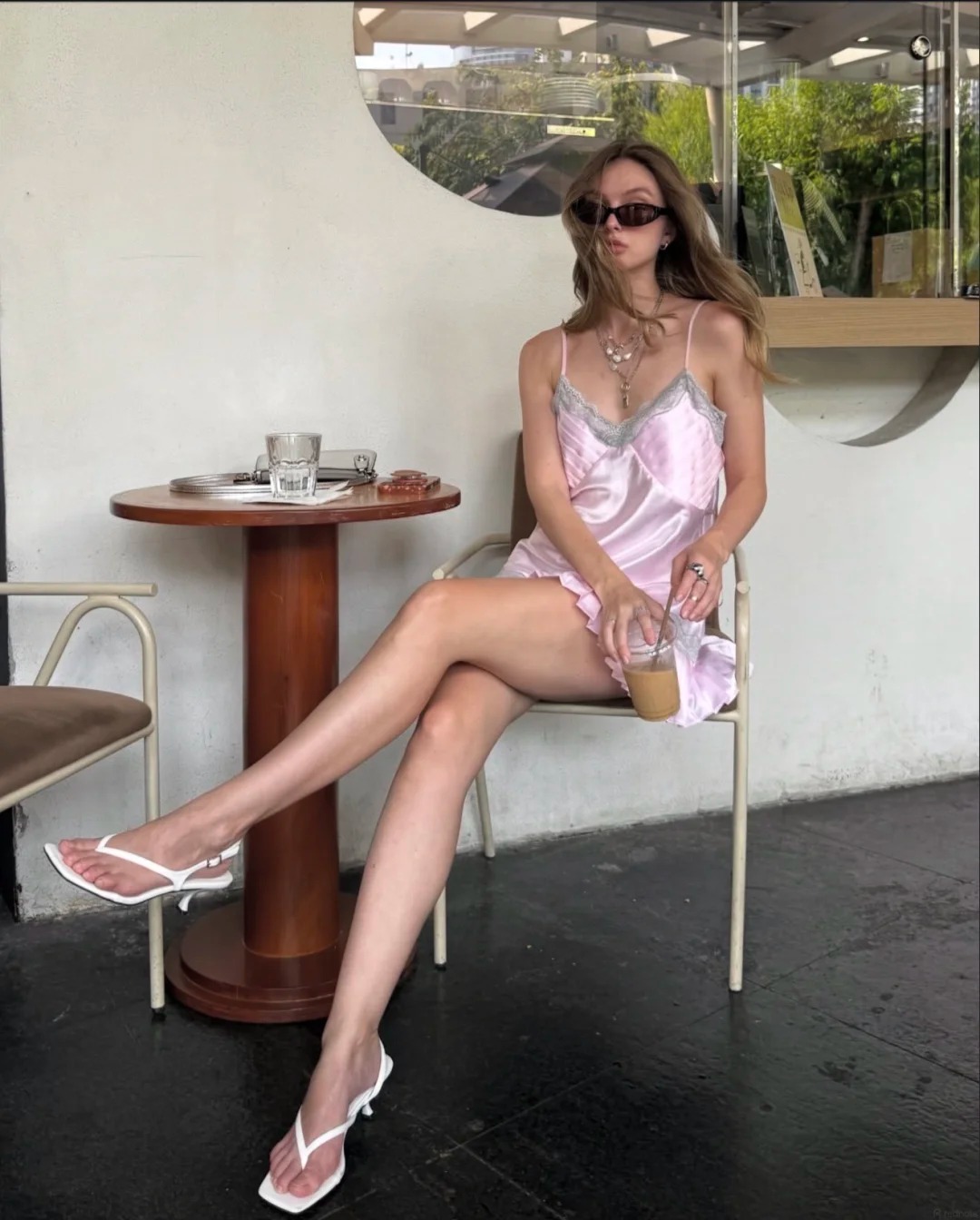 C&agrave;ng tối giản c&agrave;ng sang: C&ocirc; n&agrave;ng n&agrave;y đang mặc theo chuẩn tinh thần &ldquo;old money&rdquo;- Ảnh 8.