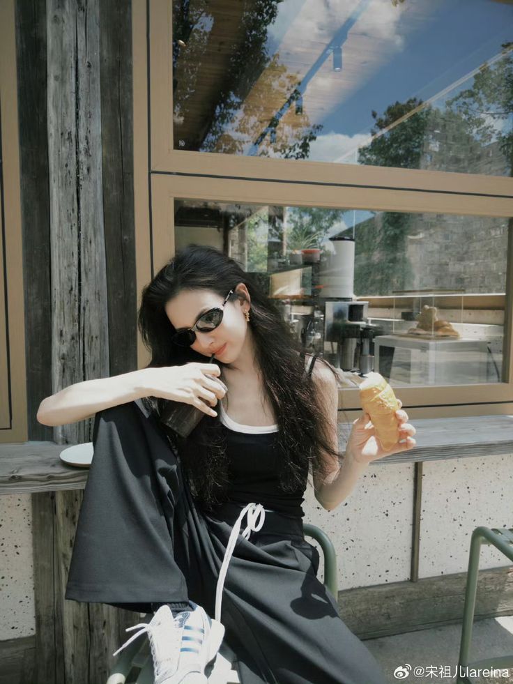 Mỹ nữ ph&aacute;t s&aacute;ng giữa đ&aacute;m đ&ocirc;ng v&igrave; l&agrave;n da qu&aacute; trắng: Chưa 1 lần mặc xấu trong đời, style dễ d&agrave;ng copy paste- Ảnh 5.