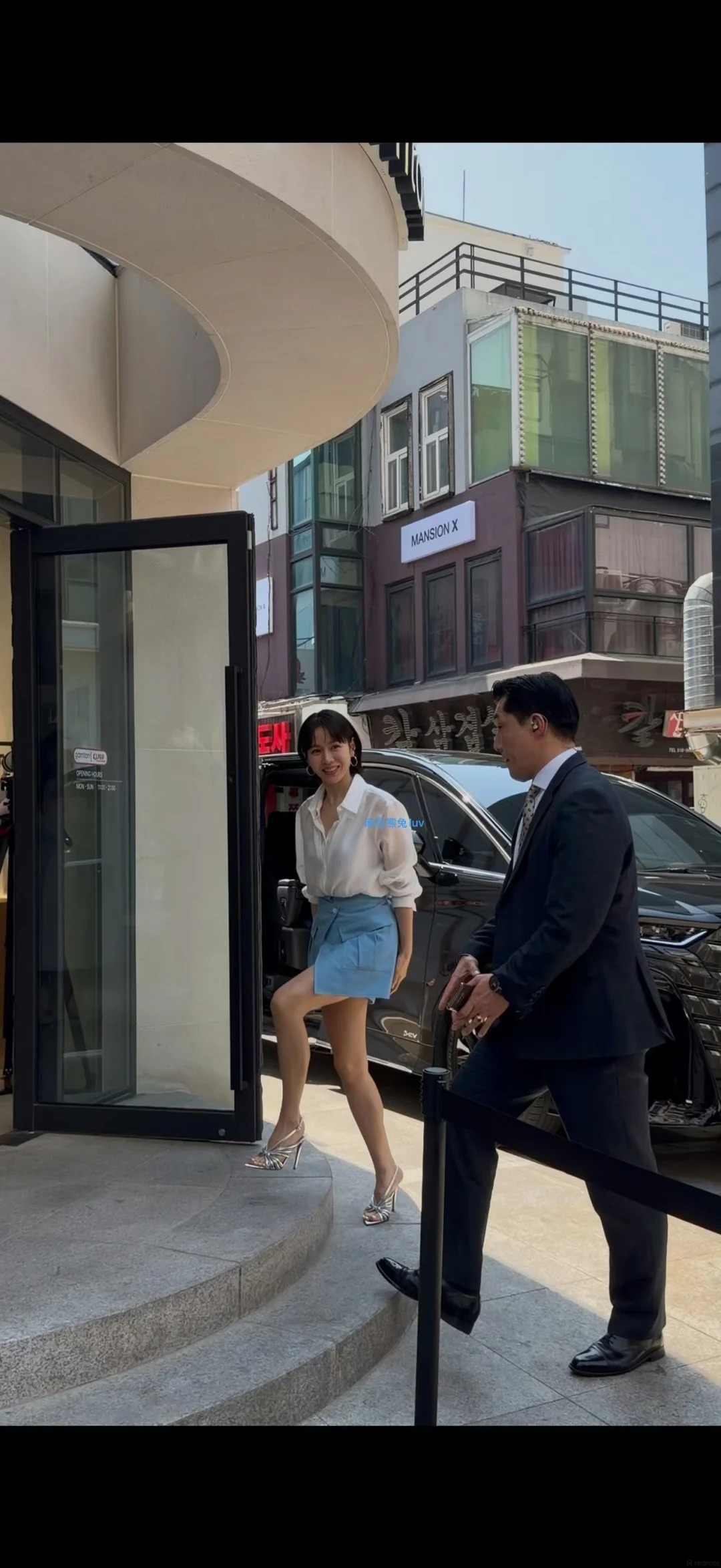 Kh&ocirc;ng hở vẫn gợi cảm: Son Ye Jin ghi điểm với sơ mi xuy&ecirc;n thấu v&agrave; c&aacute;ch phối m&agrave;u cao tay- Ảnh 3.