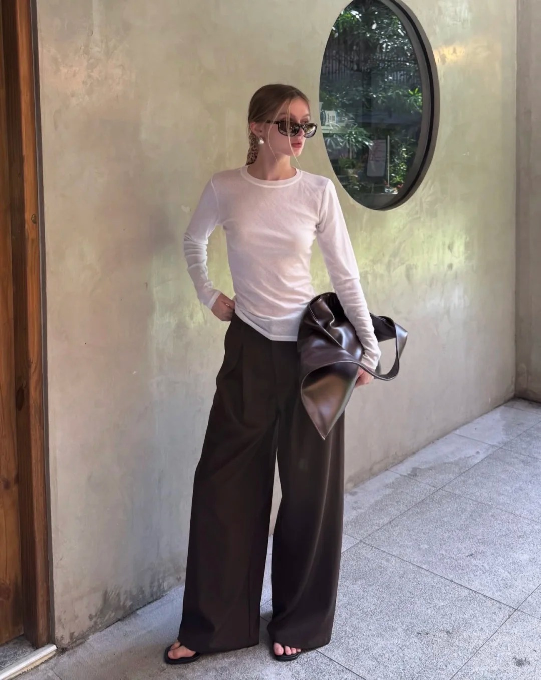 C&agrave;ng tối giản c&agrave;ng sang: C&ocirc; n&agrave;ng n&agrave;y đang mặc theo chuẩn tinh thần &ldquo;old money&rdquo;- Ảnh 11.