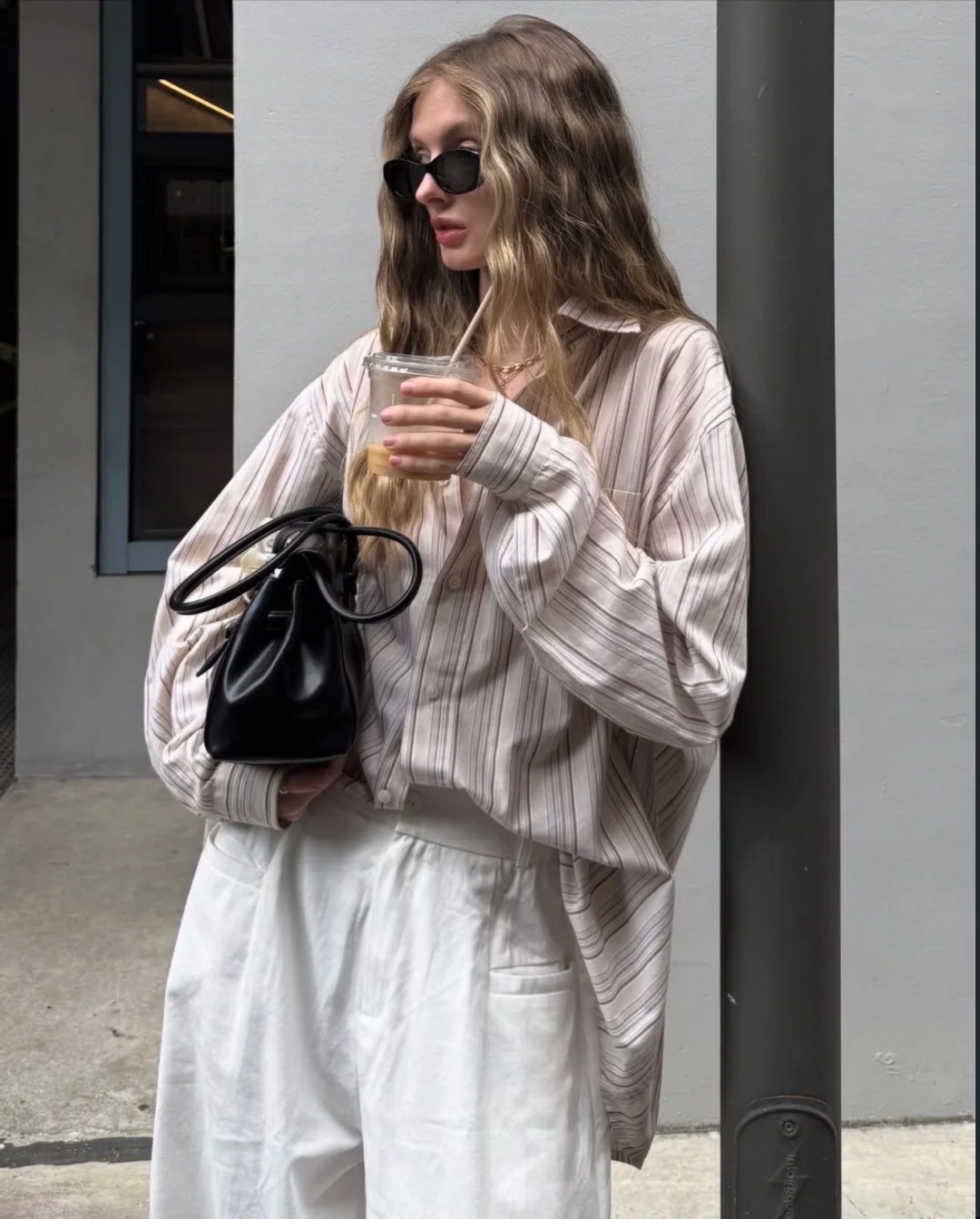 C&agrave;ng tối giản c&agrave;ng sang: C&ocirc; n&agrave;ng n&agrave;y đang mặc theo chuẩn tinh thần &ldquo;old money&rdquo;- Ảnh 14.