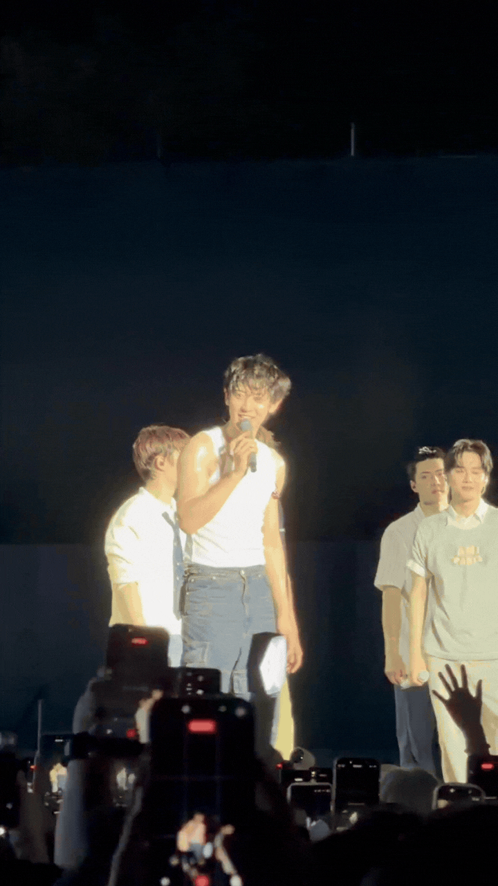 EXO c&ugrave;ng chục ngh&igrave;n người h&aacute;t See T&igrave;nh, 1 nam thần t&aacute;i hiện khoảnh khắc 10 năm thần th&aacute;nb ở Việt Nam khiến d&acirc;n t&igrave;nh &ldquo;luỵ&rdquo;- Ảnh 2.