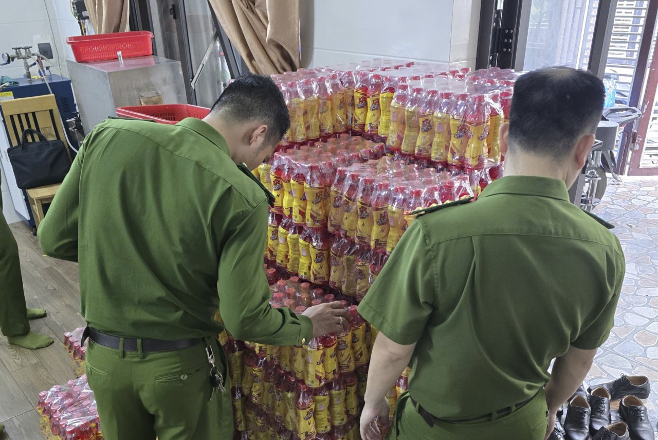 Ra lệnh bắt tạm giam gi&aacute;m đốc Nguyễn Sơn T&ugrave;ng SN 1989 - Ảnh 2.