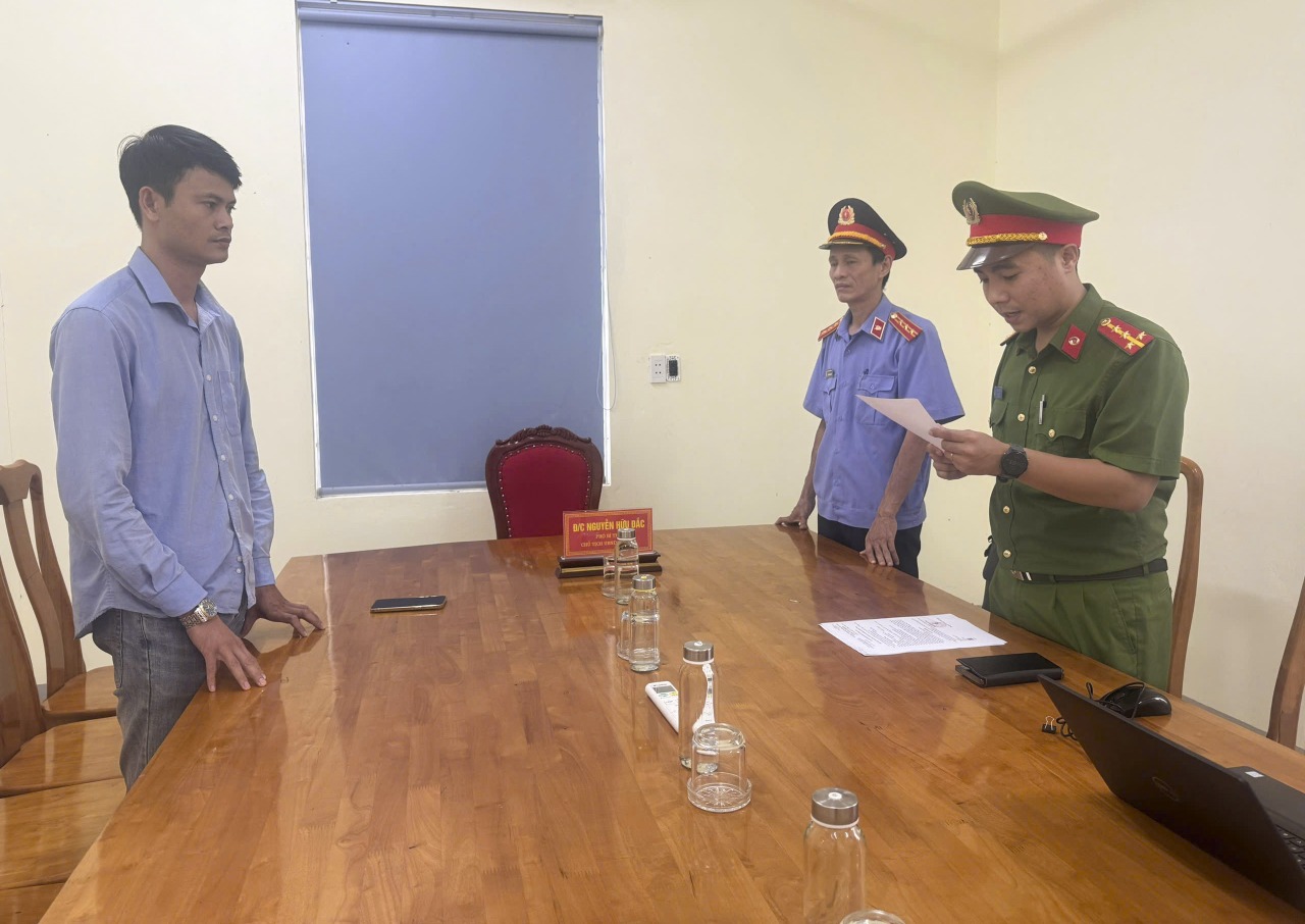 Ra lệnh bắt tạm giam gi&aacute;m đốc Nguyễn Sơn T&ugrave;ng SN 1989 - Ảnh 1.