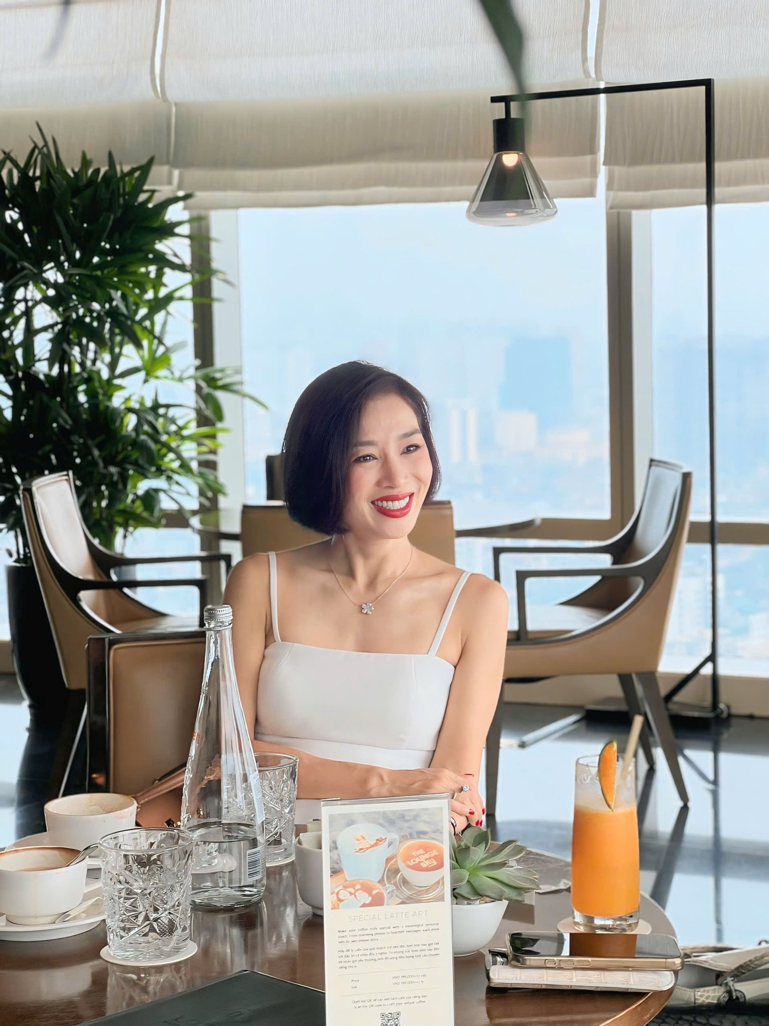 Nhan sắc hoa kh&ocirc;i cưới đại gia "ngh&egrave;o nhất trong số những người theo đuổi", giờ ở biệt thự 200 tỷ- Ảnh 10.