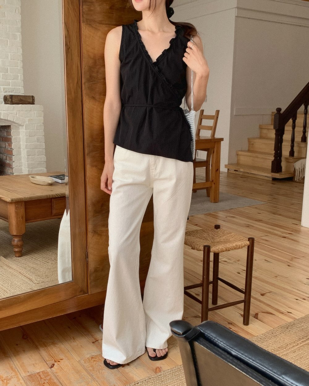 4 mẫu &aacute;o m&ugrave;a h&egrave; kết hợp ăn &yacute; nhất với quần ống rộng- Ảnh 1.