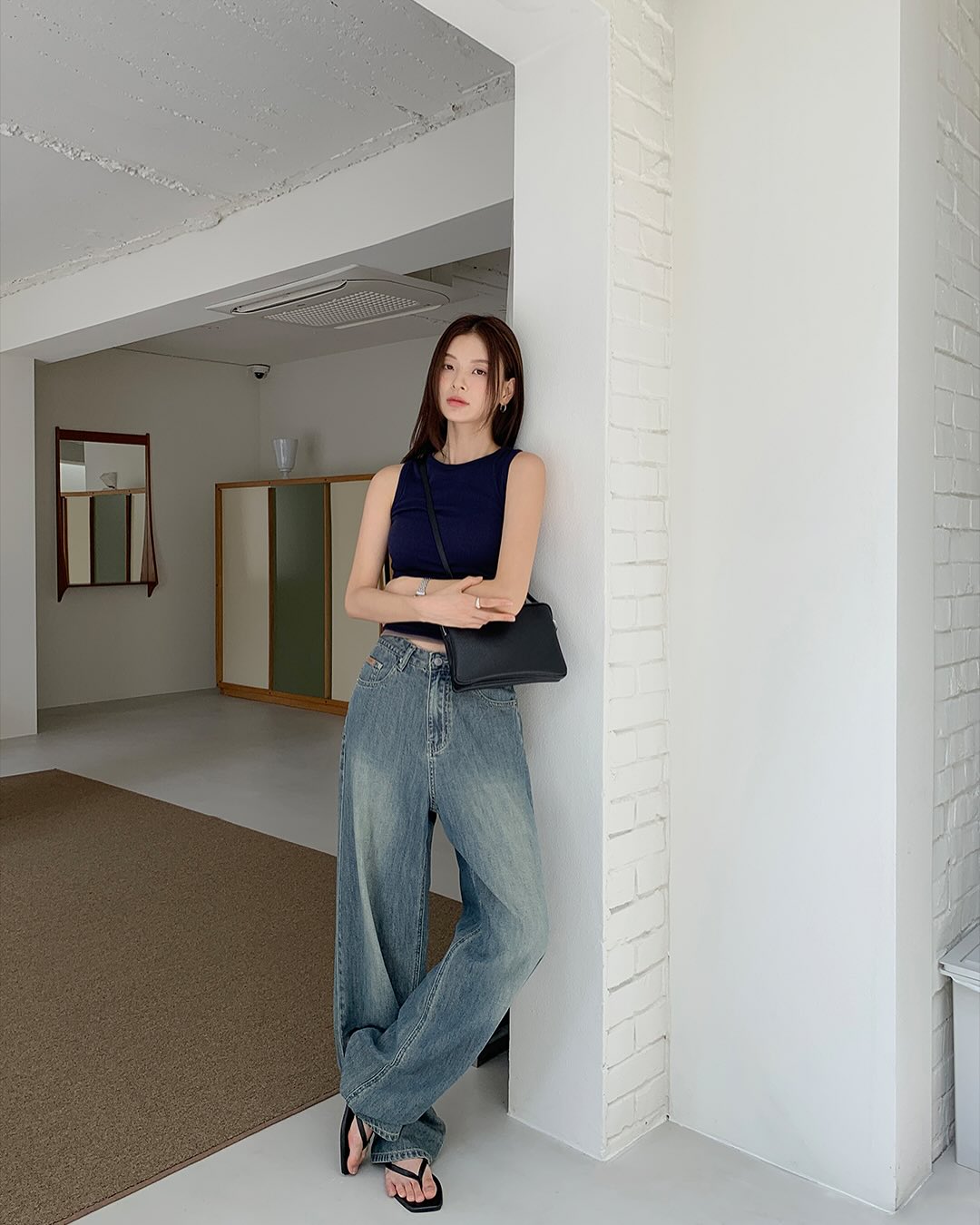 4 mẫu &aacute;o m&ugrave;a h&egrave; kết hợp ăn &yacute; nhất với quần ống rộng- Ảnh 7.