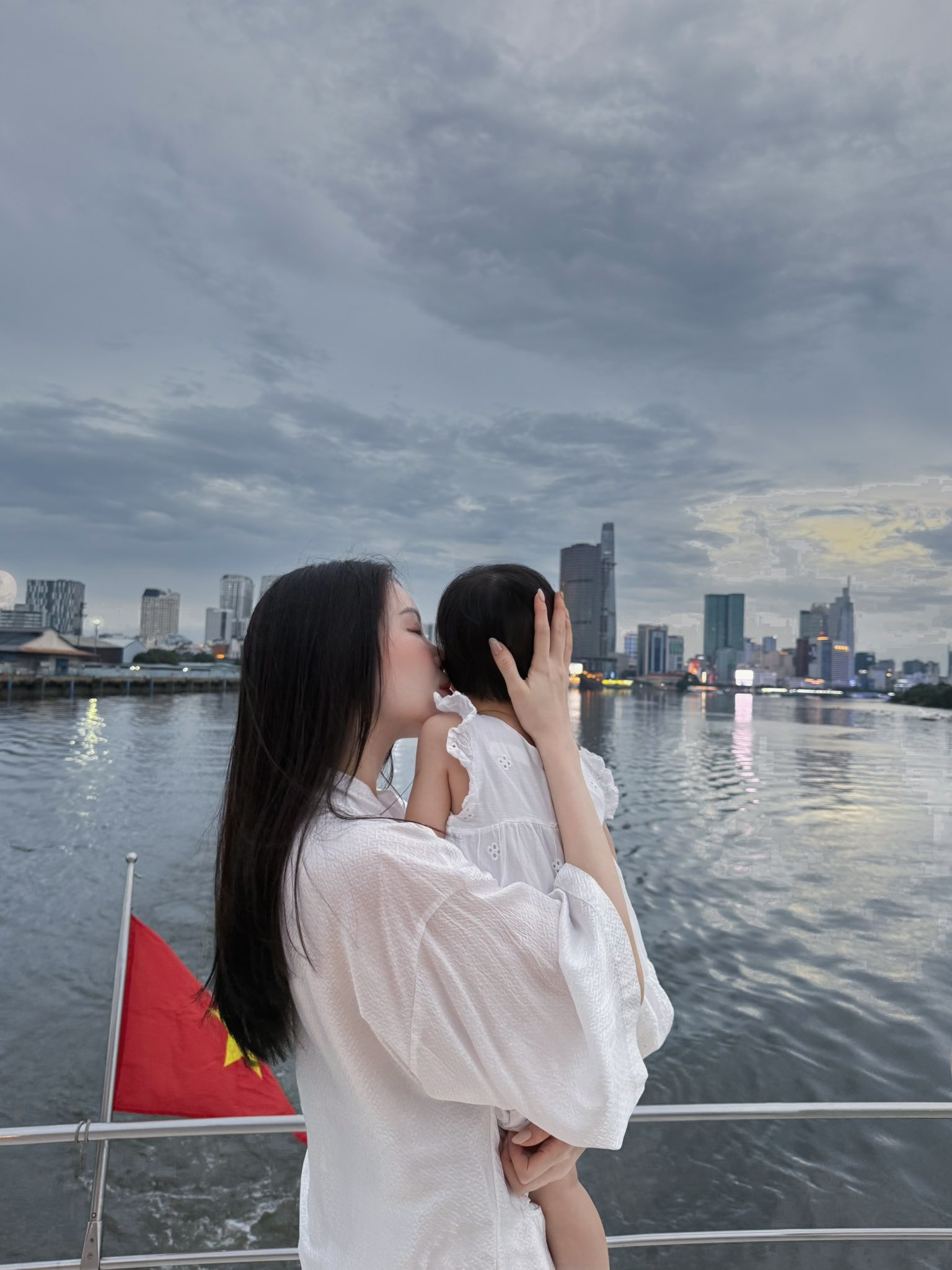 Tiểu thư Việt được giấu k&iacute;n bưng: Mẹ l&agrave; hot girl H&agrave; th&agrave;nh, bố l&agrave; con trai tỷ ph&uacute;, họ h&agrave;ng to&agrave;n nh&acirc;n vật đ&igrave;nh đ&aacute;m- Ảnh 4.